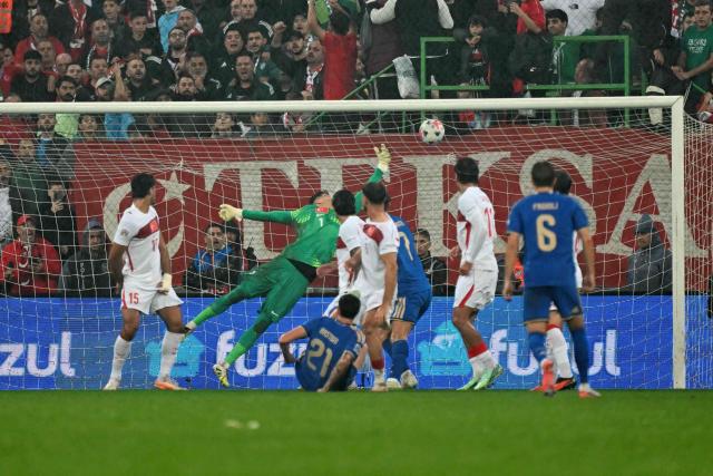 Italy's defender #21 Alessandro Bastoni (C, bottom) scores his team's first goal during the UEFA Nations League football match (League A, Group A1) between Turkey and Italy at the Ataturk Sports Complex Matl? Stadium in Bursa on September 28, 2026. (Photo by OZAN KOSE / AFP)