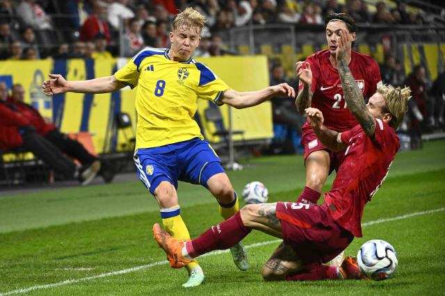 Sweden's defender #08 Daniel Svensson (L) vies for the ball with Poland's defender #15 Tymoteusz Puchacz (R) and Poland's midfielder #21 Nicola Zalewsk (C) during the UEFA Nations League Group B4 between Sweden and Poland at the Strawberry Arena in Solna on September 28, 2026. (Photo by Fredrik SANDBERG / various sources / AFP) / Sweden OUT