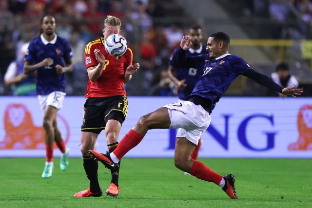 Belgium's midfielder #07 Kevin De Bruyne (C) fights for the ball with France's defender #17 Maxence Lacroix (R) during the UEFA Nations League Group A1 football match between Belgium and France at King Baudouin Stadium in Brussels on September 28, 2026. (Photo by FRANCK FIFE / AFP)