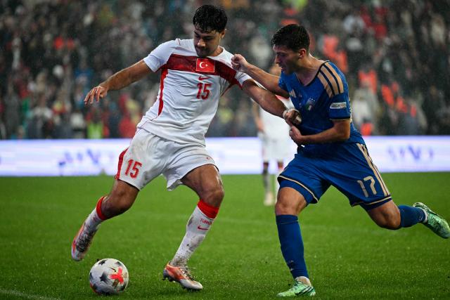 Turkey's defender #15 Ozan Kabak fights for the ball with Italy's forward #17 Nicolo Cambiaghi during the UEFA Nations League football match (League A, Group A1) between Turkey and Italy at the Ataturk Sports Complex Matl? Stadium in Bursa on September 28, 2026. (Photo by Ozan KOSE / AFP)