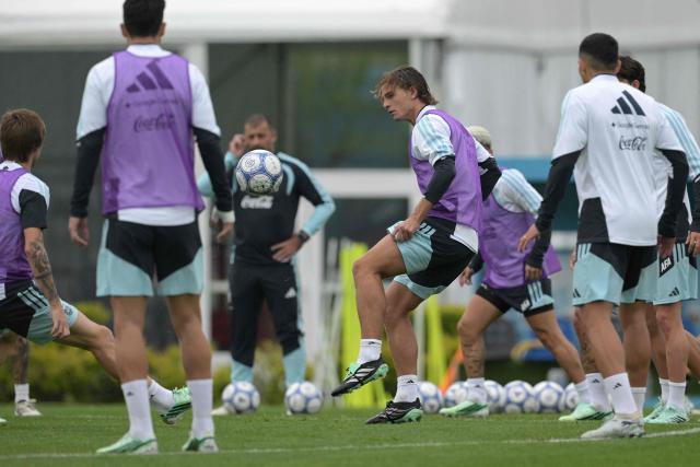 Argentina's midfielder Nico Paz (C) passes the ball next to teammates during a training session at the Argentine Football Association (AFA) training camp in Ezeiza, Buenos Aires Province, on September 28, 2026 ahead of the friendly matches against Bolivia, Burkina Faso, and Benin. (Photo by JUAN MABROMATA / AFP)