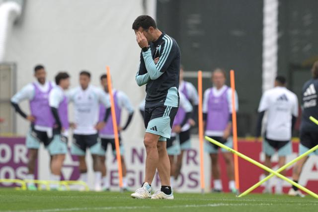 Argentina's coach Lionel Scaloni gestures during a training session at the Argentine Football Association (AFA) training camp in Ezeiza, Buenos Aires Province, on September 28, 2026 ahead of the friendly matches against Bolivia, Burkina Faso, and Benin. (Photo by JUAN MABROMATA / AFP)