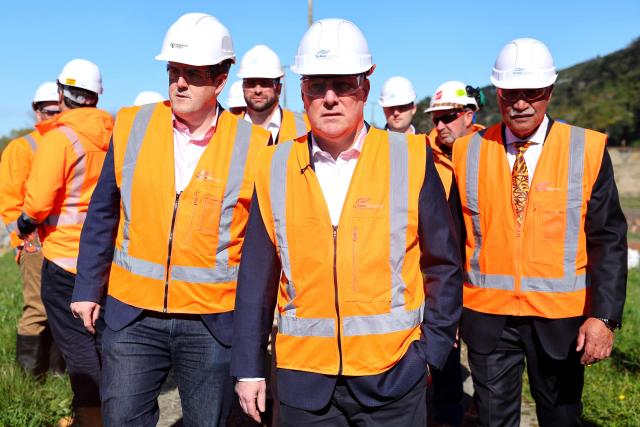 New Zealand Prime Minister Christopher Luxon (C) visits a construction site with Minister for Housing, Infrastructure, Transport and Hutt South MP Chris Bishop (L) during a general election campaign event in Wellington on September 29, 2026. New Zealanders are due to vote in the general election on November 7, 2026. (Photo by Ben STRANG / AFP)