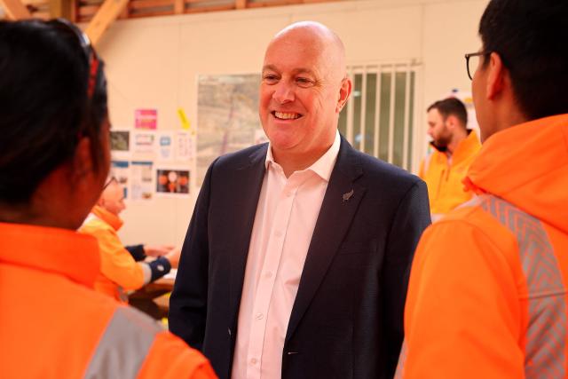 New Zealand Prime Minister Christopher Luxon (C) visits a construction site during a general election campaign event in Wellington on September 29, 2026. New Zealanders are due to vote in the general election on November 7, 2026. (Photo by Ben STRANG / AFP)