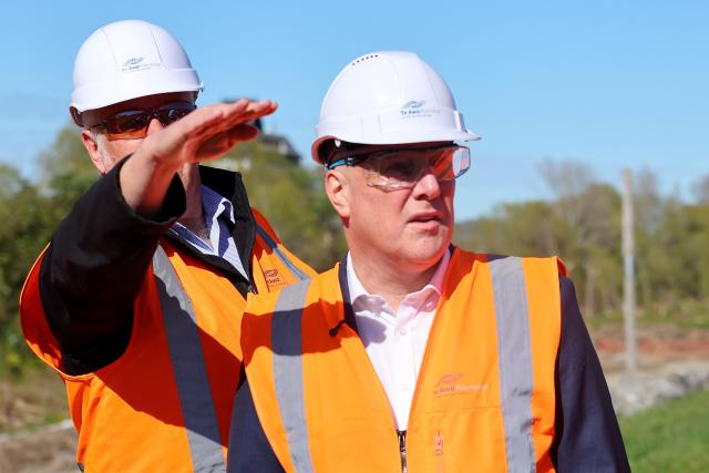 New Zealand Prime Minister Christopher Luxon (R) visits a construction site during a general election campaign event in Wellington on September 29, 2026. New Zealanders are due to vote in the general election on November 7, 2026. (Photo by Ben STRANG / AFP)