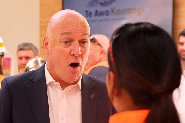 New Zealand Prime Minister Christopher Luxon (L) visits a construction site during a general election campaign event in Wellington on September 29, 2026. New Zealanders are due to vote in the general election on November 7, 2026. (Photo by Ben STRANG / AFP)