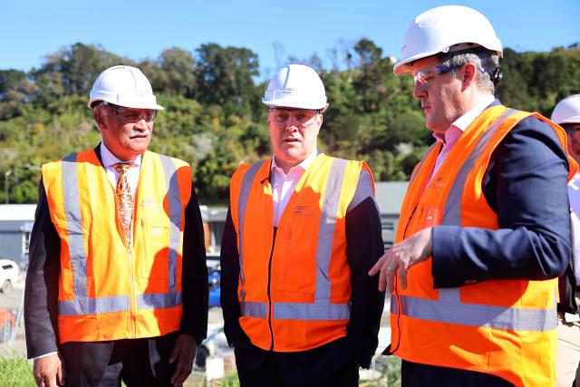New Zealand Prime Minister Christopher Luxon (C), Lower Hutt Mayor Ken Laban (L) and Minister for Housing, Infrastructure, Transport and Hutt South MP Chris Bishop (R) visit a construction site during a general election campaign event in Lower Hutt near Wellington on September 29, 2026. New Zealanders are due to vote in the general election on November 7, 2026. (Photo by Ben STRANG / AFP)