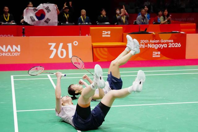South Korea's Lee So-hee and Baek Ha-na celebrate their victory against China's Liu Shengshu and Tan Ning during the women's doubles badminton final during the 2026 Asian Games at the Ichinomiya City Municipal Gymnasium in Ichinomiya, Aichi prefecture on September 29, 2026. (Photo by Yuichi YAMAZAKI / AFP)