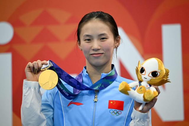 Gold medallits China's Chen Yuxi poses on the podium during the victory ceremony of the women's 10m platform final diving event during the 2026 Asian Games at the Tokyo Aquatics Centre in Tokyo on September 29, 2026. (Photo by ANDREW CABALLERO-REYNOLDS / AFP)