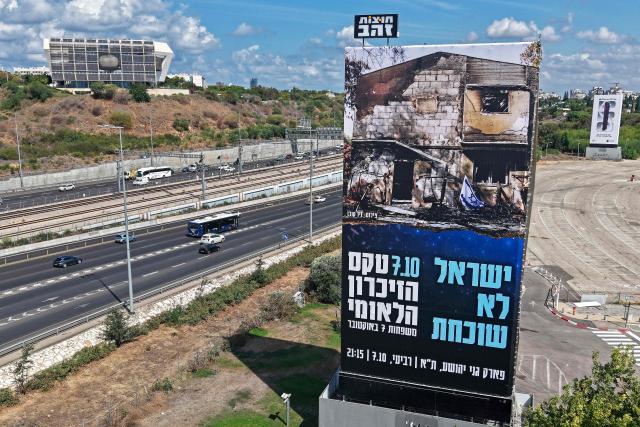 An aerial view shows a billboard reading in Hebrew "Israel does not forget" marking the upcoming October 7 anniversary, in Tel Aviv on September 29, 2026. (Photo by Jack GUEZ / AFP)