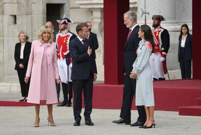 Spain's King Felipe VI and Queen Letizia welcome French President Emmanuel Macron (2L) and his wife Brigitte Macron (L) during an official ceremony upon their arrival at Madrid's Royal Palace on September 29, 2026. French President Emmanuel Macron is on a two-day official visit in Spain. (Photo by Ludovic MARIN / AFP)