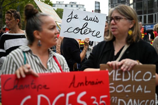 A protester holds a placard reading "I'm angry" during a day of nationwide public sector strikes and demonstrations, in Rennes, western France, on September 29, 2026. Public sector workers, including firefighters, hold a one-day strike and demonstrations across France on September 29 in response to a call from a broad inter-union coalition, with the aim of putting pressure on the government two days before the presentation of the draft budget for 2027. (Photo by Sebastien Salom-Gomis / AFP)