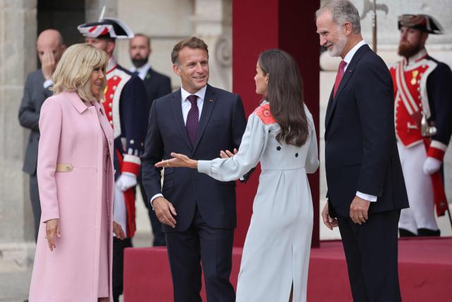 Spain's King Felipe VI and Queen Letizia welcome French President Emmanuel Macron (2L) and his wife Brigitte Macron (L) during an official ceremony upon their arrival at Madrid's Royal Palace on September 29, 2026. French President Emmanuel Macron is on a two-day official visit in Spain. (Photo by Ludovic MARIN / AFP)