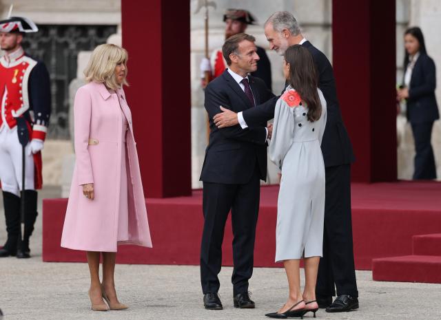 Spain's King Felipe VI and Queen Letizia welcome French President Emmanuel Macron (2L) and his wife Brigitte Macron (L) during an official ceremony upon their arrival at Madrid's Royal Palace on September 29, 2026. French President Emmanuel Macron is on a two-day official visit in Spain. (Photo by Thomas COEX / AFP)