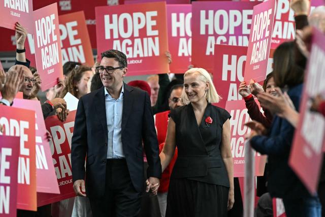 Britain's Prime Minister Andy Burnham (L) and his wife Marie-France van Heel (R) are welcomed upon arrival ahead of his speech on the third day of the annual Labour Party conference in Liverpool, north-west England, on September 29, 2026. (Photo by Paul ELLIS / AFP)
