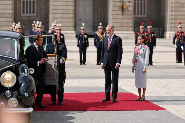 Spain's King Felipe VI and Queen Letizia welcome French President Emmanuel Macron (L) during an official ceremony upon their arrival at Madrid's Royal Palace on September 29, 2026. French President Emmanuel Macron is on a two-day official visit in Spain. (Photo by Thomas COEX / POOL / AFP)