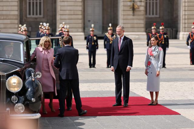 Spain's King Felipe VI and Queen Letizia welcome French President Emmanuel Macron (2L) and his wife Brigitte Macron (L) during an official ceremony upon their arrival at Madrid's Royal Palace on September 29, 2026. French President Emmanuel Macron is on a two-day official visit in Spain. (Photo by Thomas COEX / POOL / AFP)