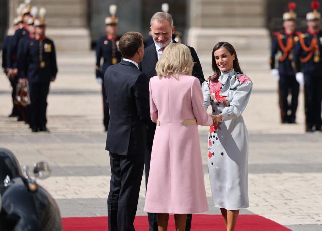 Spain's King Felipe VI and Queen Letizia welcome French President Emmanuel Macron (L) and his wife Brigitte Macron (back) during an official ceremony upon their arrival at Madrid's Royal Palace on September 29, 2026. French President Emmanuel Macron is on a two-day official visit in Spain. (Photo by Thomas COEX / AFP)