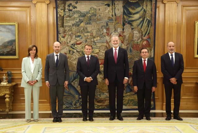 Spain's King Felipe VI (C,R), France's President Emmanuel Macron (C,L), France's Foreign Affairs Minister Jean-Noel Barrot (2L), France's ambassador to Spain Kareen Rispal (L), Spain's Foreign Minister Jose Manuel Albares (2R) pose prior a meeting at Madrid's Zarzuela Palace on September 29, 2026. French President Emmanuel Macron is on a two-day official visit in Spain. (Photo by Ludovic MARIN / AFP)