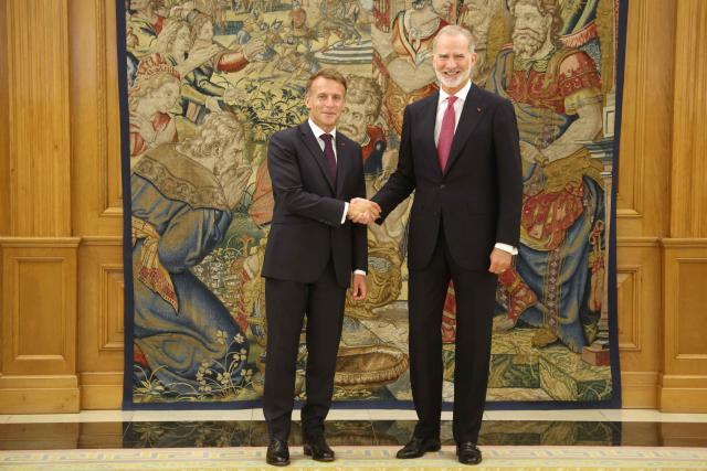 Spain's King Felipe VI shakes hands with France's President Emmanuel Macron (L) prior a meeting at Madrid's Zarzuela Palace on September 29, 2026. French President Emmanuel Macron is on a two-day official visit in Spain. (Photo by Ludovic MARIN / AFP)