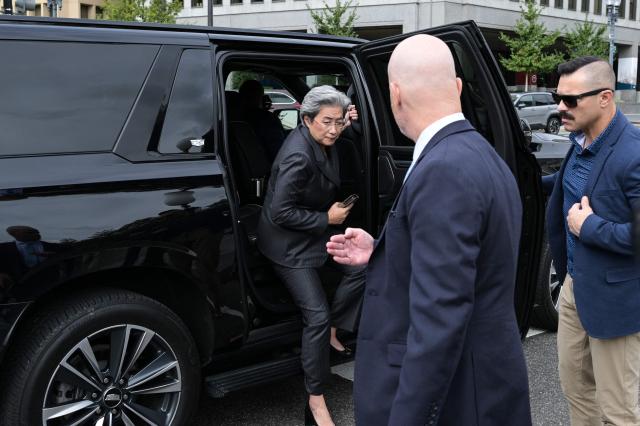 Advanced Micro Devices (AMD) CEO Lisa Su steps out of her car as she arrives near the White House ahead of a planned meeting with US President Donald Trump, in Washington, DC, on September  29, 2026. Leading artificial intelligence executives will meet at the White House today with President Donald Trump as Congress calls for stronger industry oversight. The gathering comes quickly after tech giant OpenAI's cancellation of the release of its newest model due to safety concerns, and a series of revelations that the technology had gone rogue. (Photo by Oliver Contreras / AFP)
