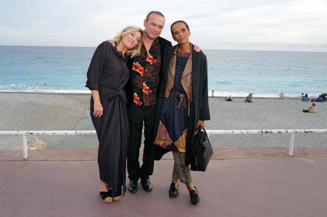 (L to R) Italian-French actress and filmmaker Valeria Bruni Tedeschi, Swiss actor and director Vincent Perez and French actress, screenwriter, director, and novelist Karine Silla pose during a photocall for "Un jeu dangereux" (A dangerous game) movie at the Cineroman film festival in Nice, southeastern France on September 29, 2026. (Photo by Valery HACHE / AFP)