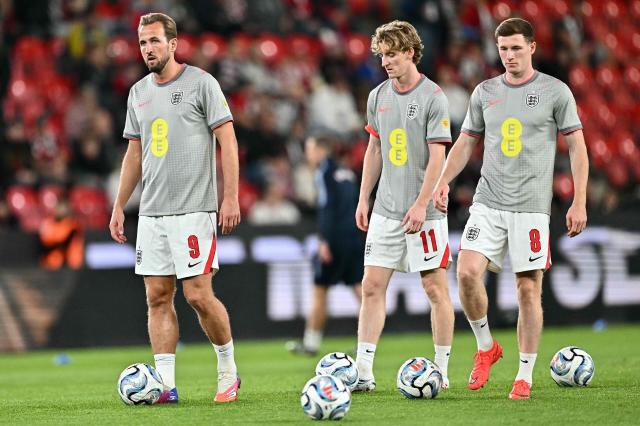 (L-R) England's striker #09 Harry Kane, England's midfielder #11 Anthony Gordon and England's midfielder #08 Elliott Anderson warm up prior to the UEFA Nations League Group A3 football match between the Czech Republic and England at Fortuna Arena in Prague on September 29, 2026. (Photo by Joe Klamar / AFP)