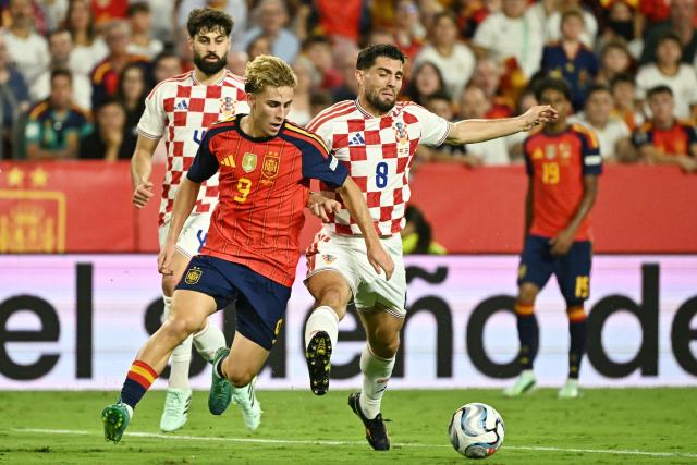 Spain's midfielder #09 Fermin Lopez aand Croatia's midfielder #08 Mateo Kovacic fight for the ball during the UEFA Nations League league phase group A3 football match between Spain and Croatia at Ramon Sanchez Pizjuan Stadium in Seville on September 29, 2026. (Photo by Javier SORIANO / AFP)