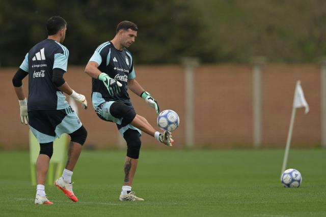 Argentina's goalkeeper Emiliano Martinez (R) passes the ball next to goalkeeper Geronimo Rulli during a training session at the Argentine Football Association (AFA) training centre in Ezeiza, Buenos Aires Province, on September 29, 2026 ahead of the team's upcoming friendly matches against Bolivia, Burkina Faso and Benin. (Photo by JUAN MABROMATA / AFP)