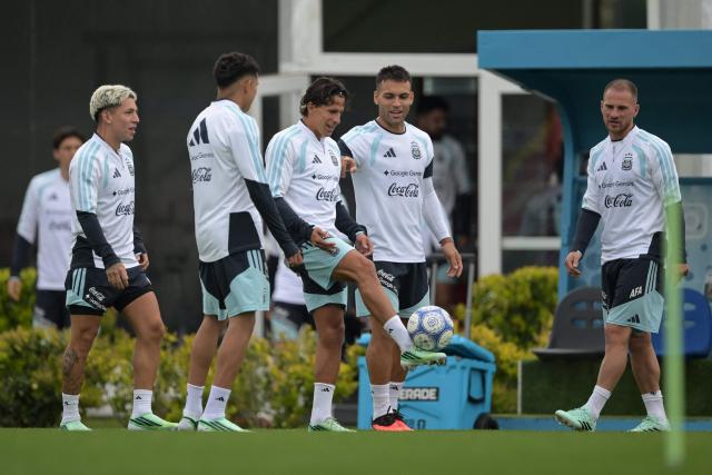 (L to R) Argentina's midfielder Gianluca Prestianni, midfielder Leonel Flores, midfielder Giuliano Simeone, forward Lautaro Martinez and midfielder Alexis Mac Allister take part in a training session at the Argentine Football Association (AFA) training centre in Ezeiza, Buenos Aires Province, on September 29, 2026 ahead of the team's upcoming friendly matches against Bolivia, Burkina Faso and Benin. (Photo by JUAN MABROMATA / AFP)