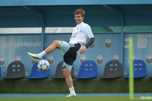 Argentina's midfielder Franco Mastantuono controls the ball during a training session at the Argentine Football Association (AFA) training centre in Ezeiza, Buenos Aires Province, on September 29, 2026 ahead of the team's upcoming friendly matches against Bolivia, Burkina Faso and Benin. (Photo by JUAN MABROMATA / AFP)