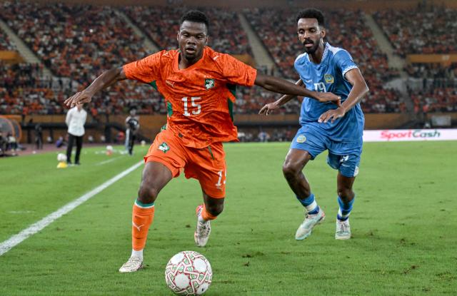 Ivory Coast's #15 Luck Zogbe (L) and Somalia's #19 Faisal Othman (R) fight for the ball during the 2027 CAF African Cup of Nations (CAN) group C qualification match between Ivory Coast and Somalia at the Felix Houphouet-Boigny stadium in Abidjan, on September 29, 2026. (Photo by Issouf SANOGO / AFP)