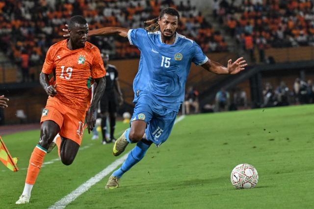 Ivory Coast's #19 Nicolas Pepe (L) fights for the ball with Somalia's #15 Ali Omar (R) during the 2027 CAF African Cup of Nations (CAN) group C qualification match between Ivory Coast and Somalia at the Felix Houphouet-Boigny stadium in Abidjan, on September 29, 2026. (Photo by Issouf SANOGO / AFP)