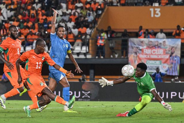 Ivory Coast's #13 Malick Yalcouye (2L) shoots towards goal as Somalia's goalkeeper #23 Ibrahim Ahmed Hussein (R) dives for the ball during the 2027 CAF African Cup of Nations (CAN) group C qualification match between Ivory Coast and Somalia at the Felix Houphouet-Boigny stadium in Abidjan, on September 29, 2026. (Photo by Issouf SANOGO / AFP)