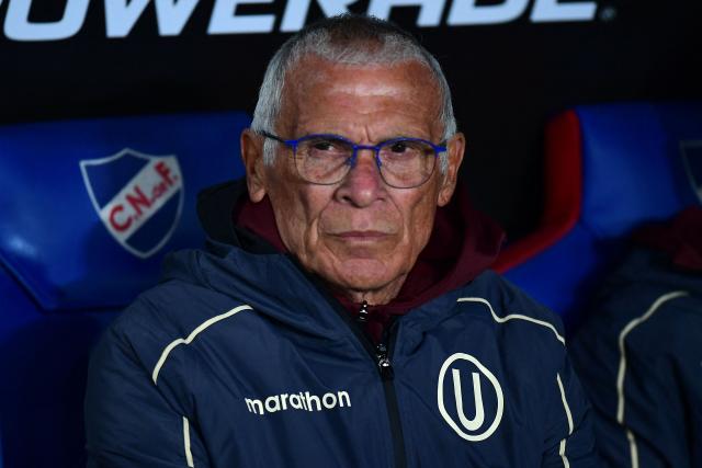 (FILES) Universitario's Argentine head coach Hector Cuper looks on ahead of the Copa Libertadores group stage football match between Uruguay's Nacional and Peru's Universitario at the Gran Parque Central stadium in Montevideo on May 20, 2026. Cuper was sacked as head coach of Peru's Universitario de Deportes following inconsistent results that caused the team to fall behind in the domestic league standings. (Photo by Dante FERNANDEZ / AFP)
