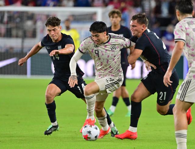 US midfielder #14 Sebastian Berhalter, US defender #21 Frankie Westfield and Chile's forward #09 Maximiliano Gutierrez vie for the ball during the international friendly football match between USA and Chile at Energizer Park in St. Louis, Missouri, on September 29, 2026. (Photo by TIM VIZER / AFP)