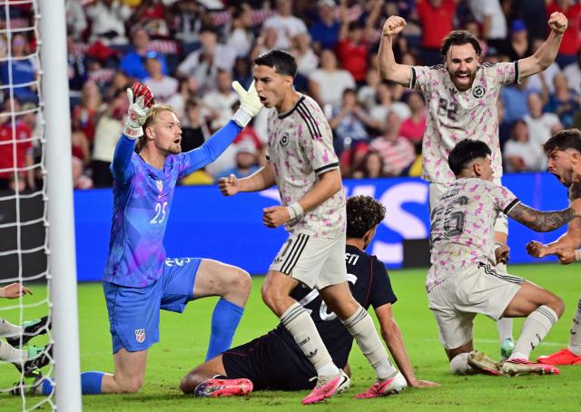Chile's defender #26 Diego Ulloa (2nd/R) celebrates after scoring the tying goal with teammates Chile's forward #22 Benjamin Brereton (3rd/R) and Chile's midfielder #27 Jonathan Villagra (2nd/L) as US goalkeeper #25 Chris Brady (L) reacts during the international friendly football match between USA and Chile at Energizer Park in St. Louis, Missouri, on September 29, 2026. (Photo by TIM VIZER / AFP)