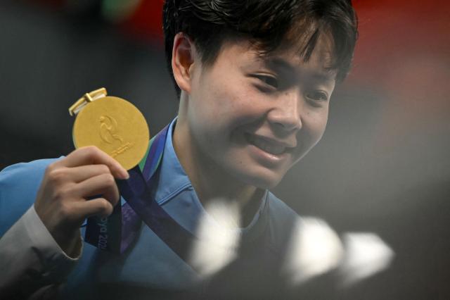 Gold medallist China's Chen Yiwen poses with her medal following the women's 3m springboard final diving event during the 2026 Asian Games at the Tokyo Aquatics Centre in Tokyo on September 30, 2026. (Photo by ANDREW CABALLERO-REYNOLDS / AFP)