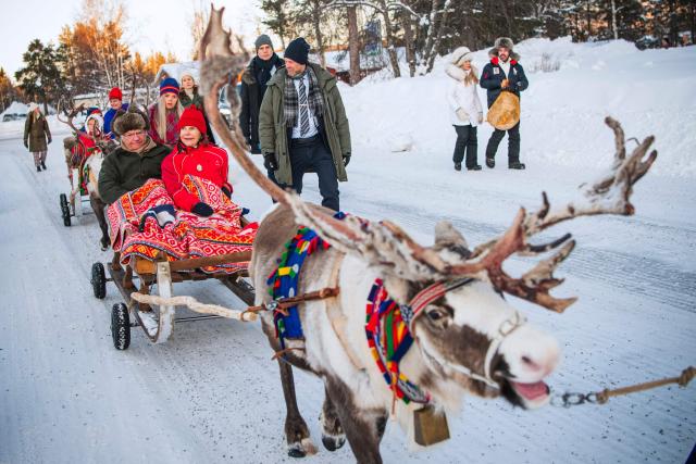 (FILES) King Carl XVI Gustaf of Sweden and Queen Silvia of Sweden take a reindeer sledge ride as they visit the 400 years old Jokkmokk Fair in Jokkmokk, northern Sweden on February 6, 2020 on the Sami National Day. A Swedish truth commission on September 30, 2026 urged the state to apologise for injustices committed against its indigenous Sami people, including assimilation programmes, and provide compensation and redress. The Truth Commission for the Sami People said it would present 71 proposals to the government, authorities, museums and Church of Sweden "to acknowledge and take responsibility, compensate for the human rights of the Sami people and find a way forward based on equality and respect for the human rights of the Sami people". (Photo by Jonathan NACKSTRAND / AFP)