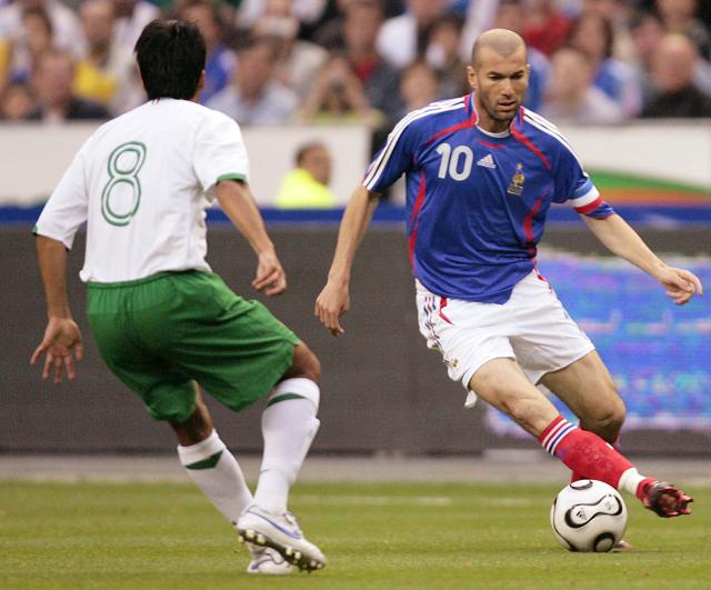 (FILES) France's midfielder midfielder Zinedine Zidane (R) vies with Mexico's midfielder Pavel Pardo (L) during the friendly test match France vs. Mexico, ahead of the 2006 World Cup, 27 May 2006 at the Stade de France in Saint-Denis, north of Paris. (Photo by PASCAL PAVANI / AFP)