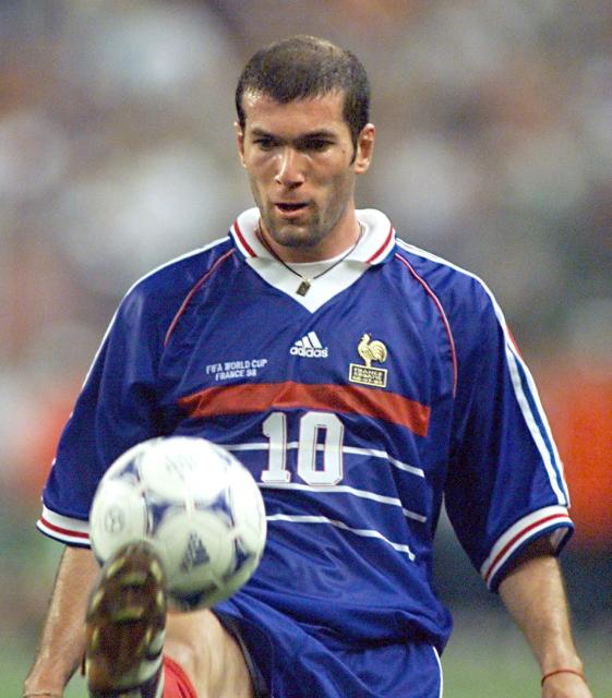 (FILES) French midfielder Zinedine Zidane controls the ball, 08 July at the Stade de France in Saint-Denis, north of Paris, during the 1998 Soccer World Cup semi final match between France and Croatia. France won 2-1 and will play against Brazil in its first-ever World Cup final, 12 July at the Stade de France. (Photo by Pedro UGARTE / AFP)