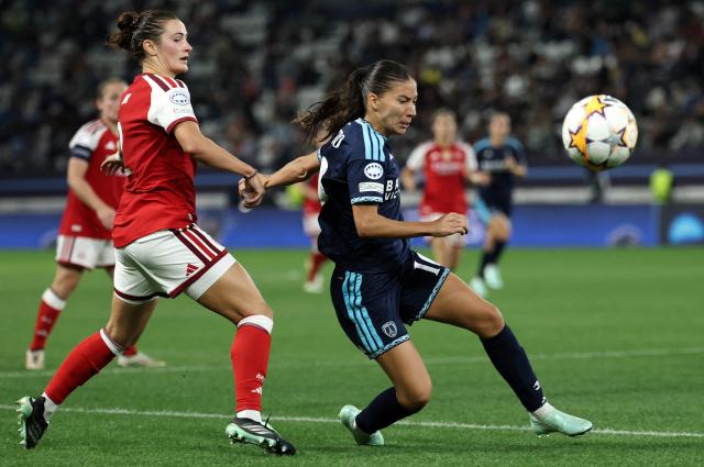 Arsenal's US' defender #2 Emily Fox (L) and Paris FC's French forward #10 Clara Mateo fight for the ball during the UEFA Women's Champions League league phase Matchday 2 football match between Paris FC and Arsenal WFC at the Jean-Bouin Stadium in Paris on September 30, 2026. (Photo by FRANCK FIFE / AFP)