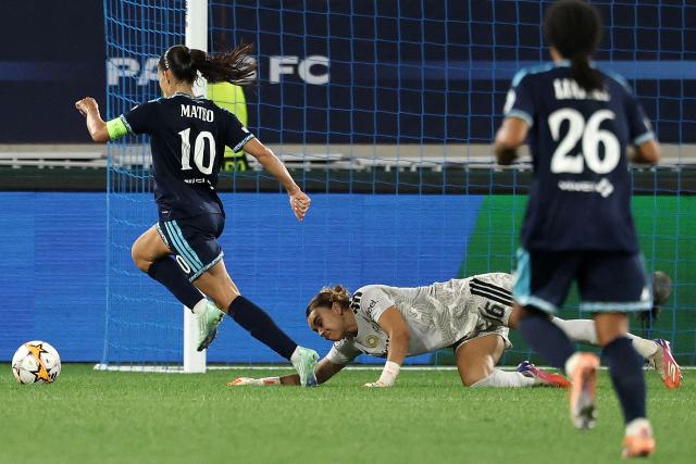 Paris FC's French forward #10 Clara Mateo (L) runs to score her team's first goal during the UEFA Women's Champions League league phase Matchday 2 football match between Paris FC and Arsenal WFC at the Jean-Bouin Stadium in Paris on September 30, 2026. (Photo by FRANCK FIFE / AFP)