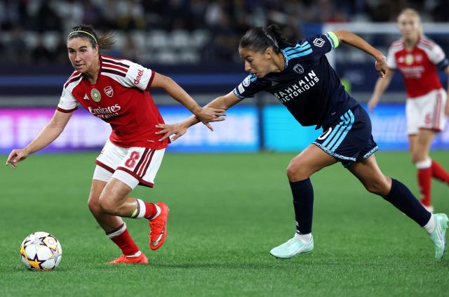 Paris FC's French forward #10 Clara Mateo (R) and Arsenal's Spain midfielder #8 Mariona Caldentey fight for the ball during the UEFA Women's Champions League league phase Matchday 2 football match between Paris FC and Arsenal WFC at the Jean-Bouin Stadium in Paris on September 30, 2026. (Photo by FRANCK FIFE / AFP)