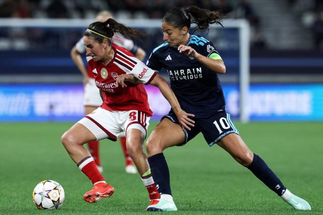 Paris FC's French forward #10 Clara Mateo (R) and Arsenal's Spain midfielder #8 Mariona Caldentey fight for the ball during the UEFA Women's Champions League league phase Matchday 2 football match between Paris FC and Arsenal WFC at the Jean-Bouin Stadium in Paris on September 30, 2026. (Photo by FRANCK FIFE / AFP)