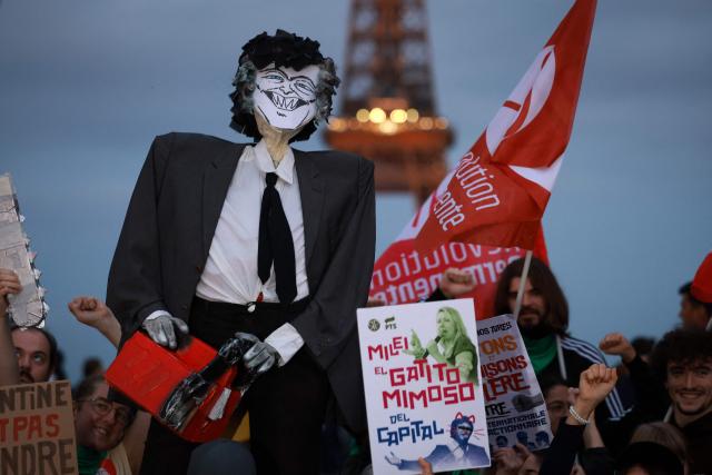 Protesters demonstrate against Argentine President Javier Milei at the start of his visit to France, at Place du Trocadero in Paris, on September 30, 2026. The ultra-liberal president is in Paris until October 2, 2026 to oversee the "Argentina Week" forum, aimed at luring investment in Argentina. (Photo by Kenzo TRIBOUILLARD / AFP)