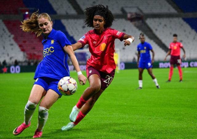 Lyon's US midfielder #20 Lily Yohannes (R) fights for the ball with Chelsea's German midfielder #06 Sjoeke Nusken during the UEFA Women's Champions League - League phase, Matchday 2 - football match between OL Lyonnes and Chelsea FC Women at the Parc Olympique Lyonnais stadium in Decines-Charpieu, central-eastern France, on September 30, 2026. (Photo by OLIVIER CHASSIGNOLE / AFP)