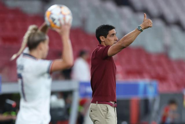 Benfica's Portuguese coach Ivan Baptista gestures on the touchline during the UEFA Women's Champions League, league phase, day 2 football match between SL Benfica and Bayern Munich at Estadio da Luz in Lisbon on September 30, 2026. (Photo by PATRICIA DE MELO MOREIRA / AFP)