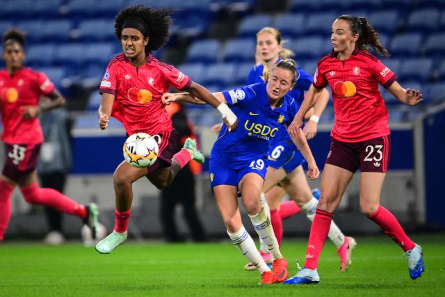 Lyon's US midfielder #20 Lily Yohannes (2L) and Chelsea's Dutch midfielder #19 Wieke Kaptein (C) fight for the ball during the UEFA Women's Champions League - League phase, Matchday 2 - football match between OL Lyonnes and Chelsea FC Women at the Parc Olympique Lyonnais stadium in Decines-Charpieu, central-eastern France, on September 30, 2026. (Photo by OLIVIER CHASSIGNOLE / AFP)