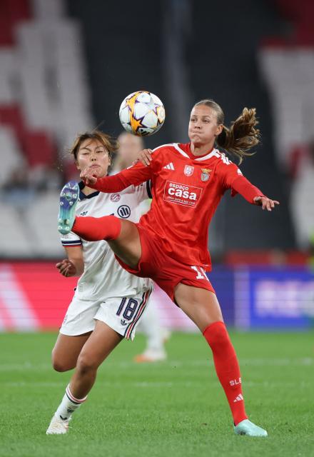 Bayern Munich's Japanese midfielder #18 Momoko Tanikawa fights for the ball with Benfica's Danish forward #10 Caroline Moller during the UEFA Women's Champions League, league phase, day 2 football match between SL Benfica and Bayern Munich at Estadio da Luz in Lisbon on September 30, 2026. (Photo by PATRICIA DE MELO MOREIRA / AFP)